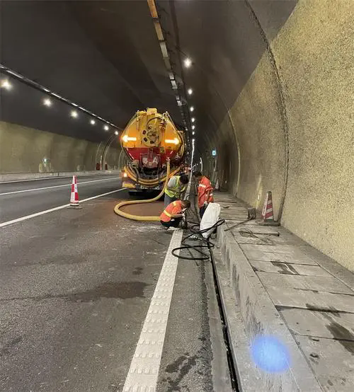 赣州隧道排水渠清淤